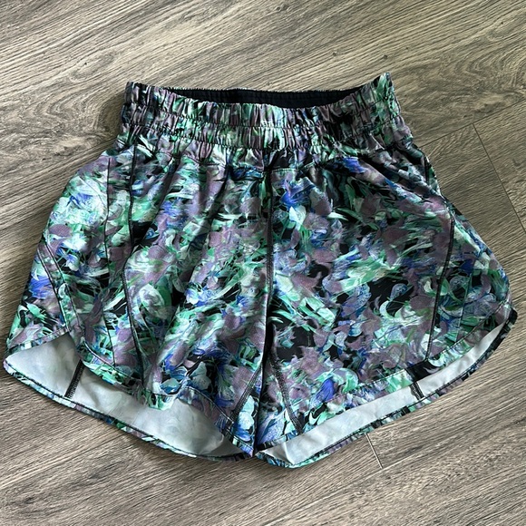 Lululemon shorts - Picture 4 of 11